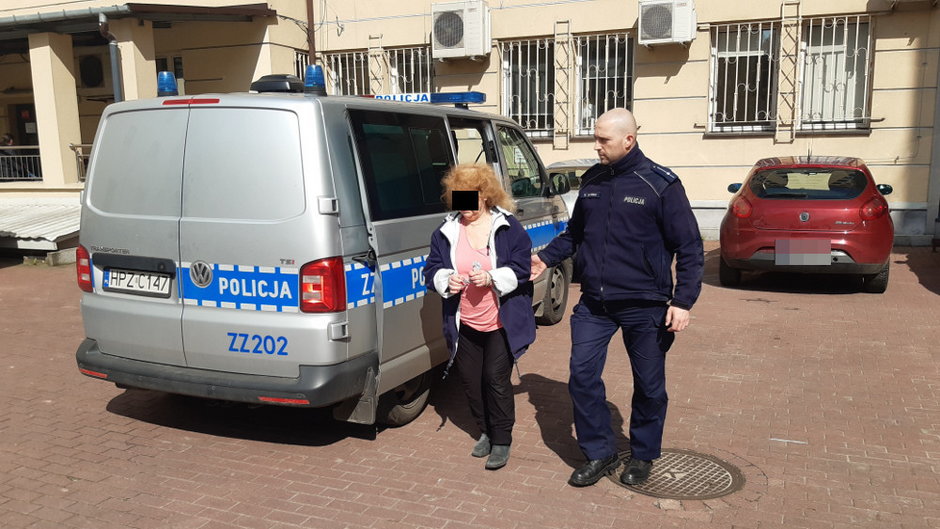 Policjanci zatrzymali 74-letnią babcię i jej wnuczka. Za handel narkotykami
