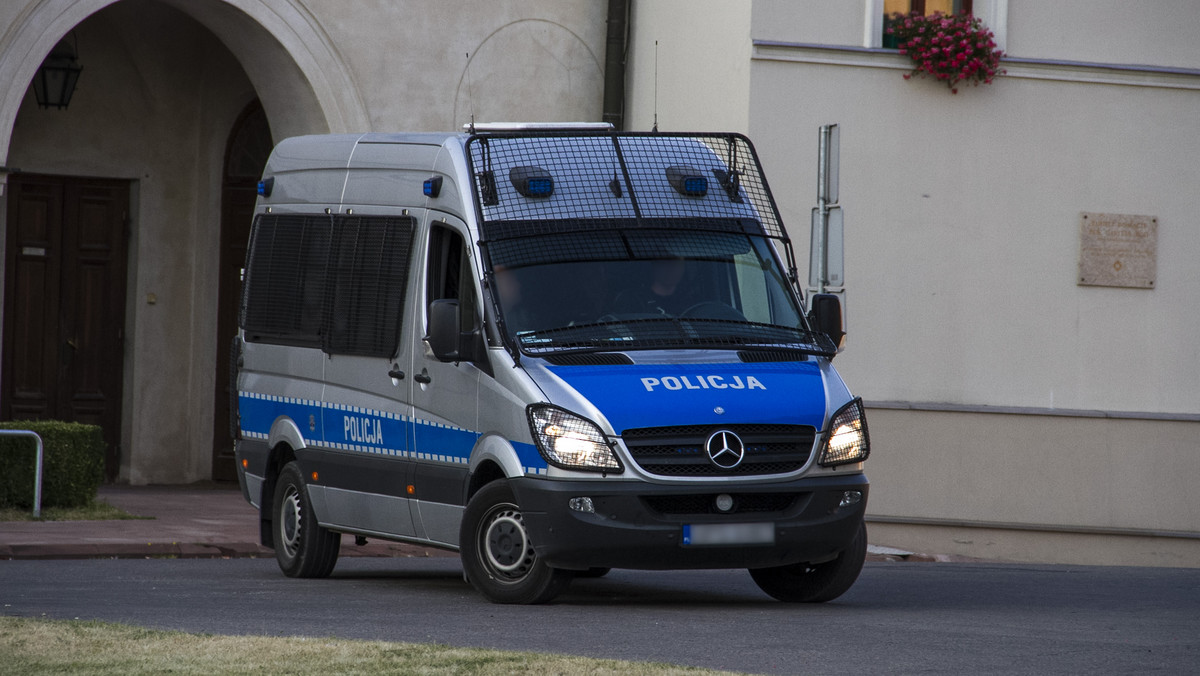 Łódzcy policjanci zatrzymali cztery osoby, działające w zorganizowanej grupie przestępczej. Szefem gangu był 37-letni Turek, mieszkający w Warszawie, który na trzy miesiące trafił do aresztu. Policyjna akcja, którą zorganizowano przedwczoraj, objęła trzy województwa. - Chodzi o łódzkie, mazowieckie i zachodniopomorskie.