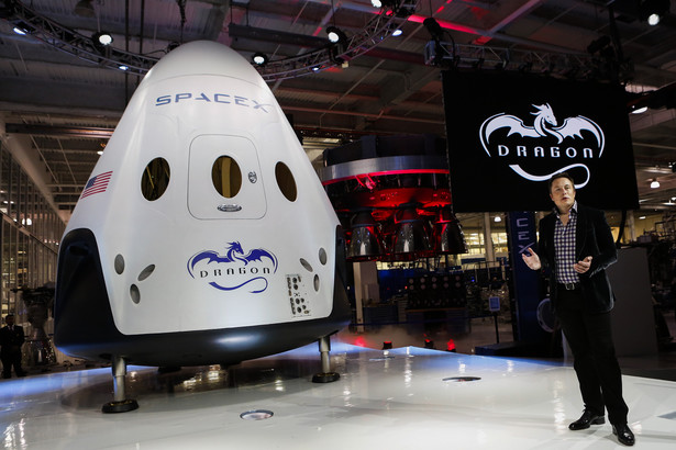 Kapsuła Dragon V2, którą Elon Musk zaprezentował po raz pierwszy w maju, może zabrać na pokład siedmiu astronautów