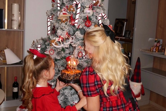 SA STOMAKOM DO ZUBA PROSLAVILA ROĐENDAN Pevačica sa kolegom čeka treće dete, a sada blista od sreće: "Mami je danas divan dan"