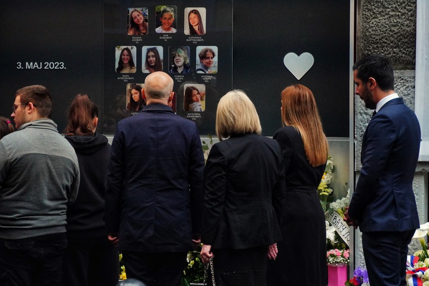 .Vučević i ministri u Vladi Srbije Slavica Đukić Dejanović, Dejan Ristić, Milica Đurđević Stamenkovski i Tomislav Momirović upisali su se u knjigu sećanja ispred škole, posle polaganja cveća.