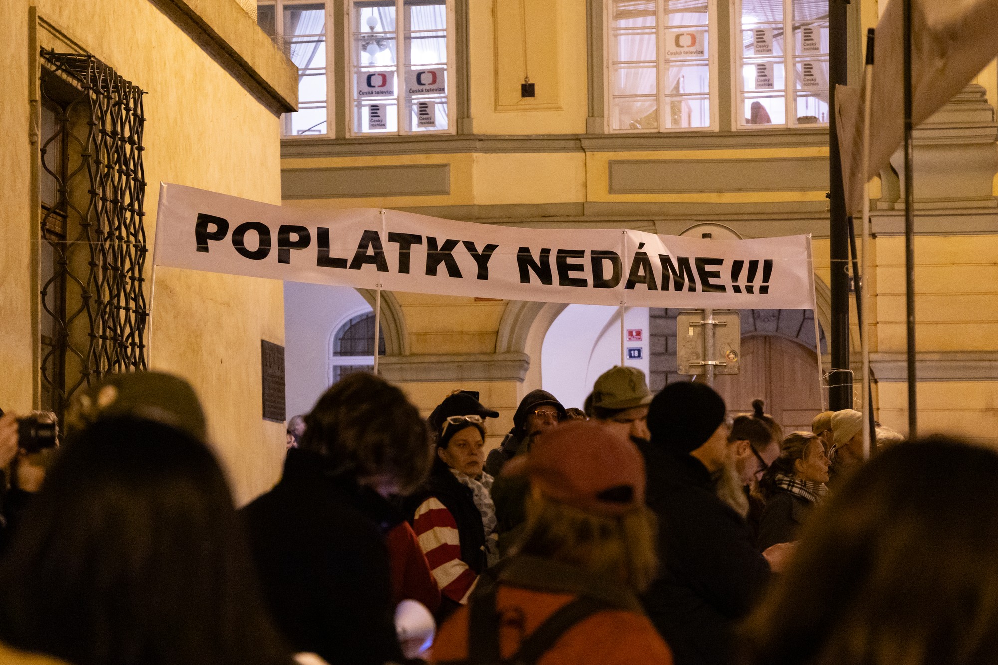 Ľudia v Prahe protestovali proti zrušeniu koncesionárskych poplatkov. 