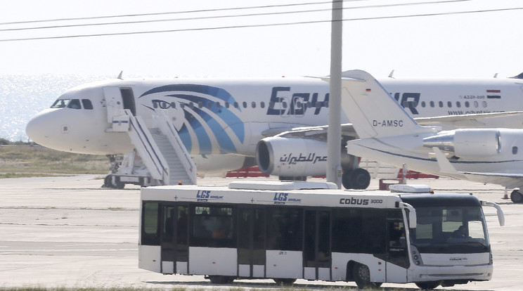 Az utasokat buszokkal szállították el végül a gépről /Fotó: MTI