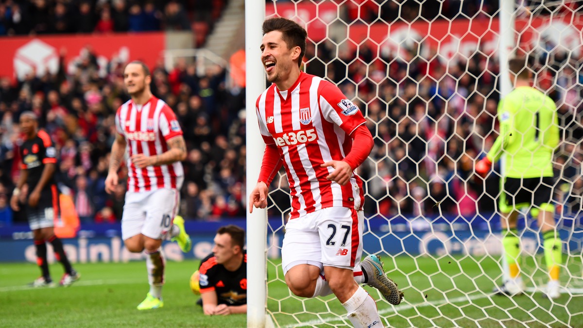 Stoke City pokonało Manchester United 2:0 (2:0) w spotkaniu 18. kolejki angielskiej Premier League. Popularni Garncarze byli lepsi od początku do końca meczu i po trzy punkty sięgnęli w pełni zasłużenie. Dla Czerwonych Diabłów to trzecia z rzędu ligowa porażka, po której na włosku zawisła przyszłość trenera Louisa van Gaala.