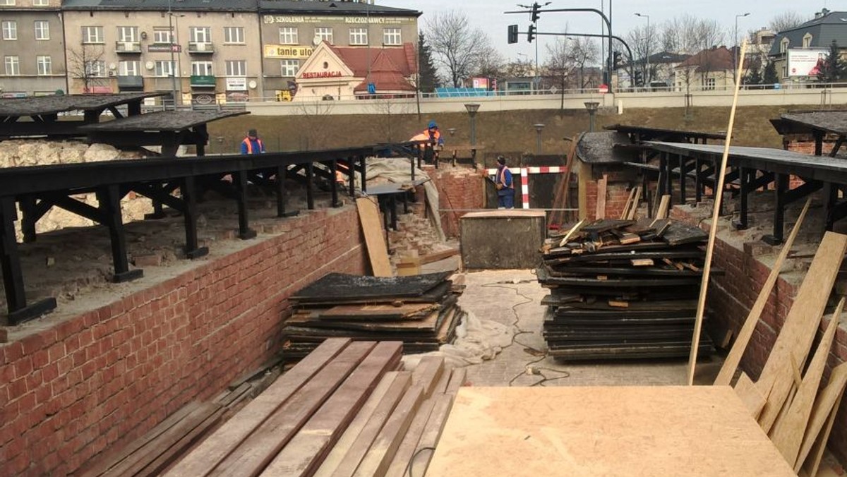 Około 90 tys. zł kosztują prace przy zadaszeniach, które właśnie są wymieniane nad murami Fortu przy Rondzie Mogilskim. Nowe zabezpieczenie będzie lepiej chronić zabytkowy obiekt przed opadami, wilgocią i zniszczeniem. Prace potrwają około 1,5 miesiąca i prowadzone są pod nadzorem konserwatora zabytków.