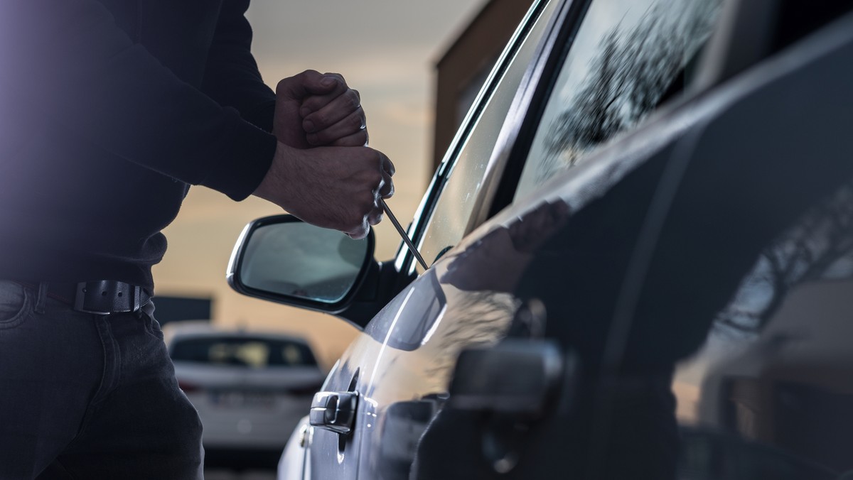 Ukradł samochód i uciekł. Policjanci znaleźli go, bo wszczął awanturę w domu