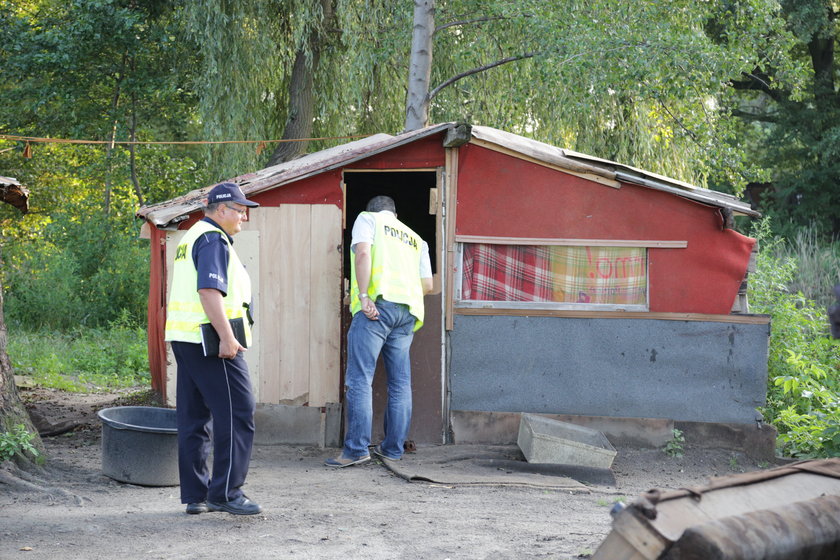 Policjanci przed altanką