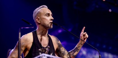 Nergal walczy z osiedlowym... żłobkiem. Porównał dzieci do kóz! "Na dzień dobry uderzyła mnie fala smrodu"