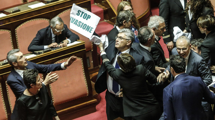 Tömegverekedés tört ki a római szenátusban / Fotó: MTI