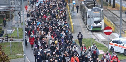 Kolejny dzień protestów. Marsz milczenia, manifestacje, znicze i kwiaty