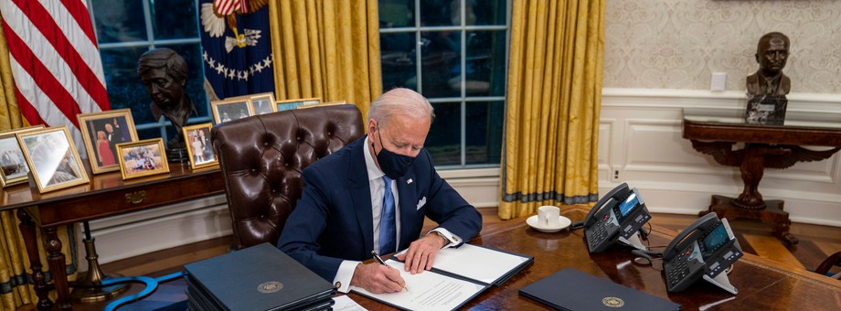 Prezydent Joe Biden podpisuje pierwsze akty prawne