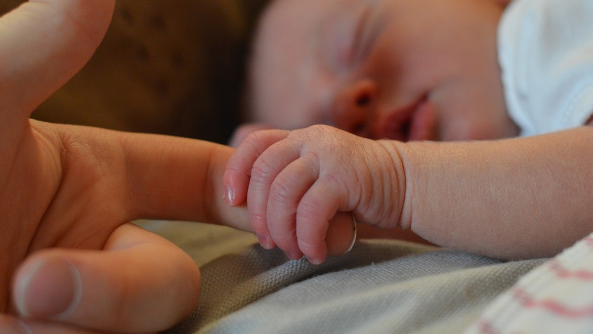 Nowoczesne sale z łazienkami. A przy każdym łóżku matki łóżeczko dla noworodka oraz punkt pielęgnacyjny. Oddział noworodkowy ICZMP w Łodzi doczekał się w końcu remontu. Pomogła Unia Europejska.