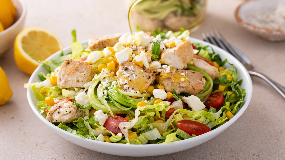 Recept za mediteransku salatu sa piletinom od samo 400 kalorija 