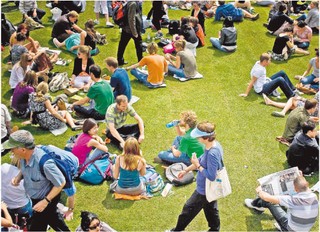 Można deptać trawniki! Koniec z absurdalnymi mandatami za korzystanie z miejskiej zieleni