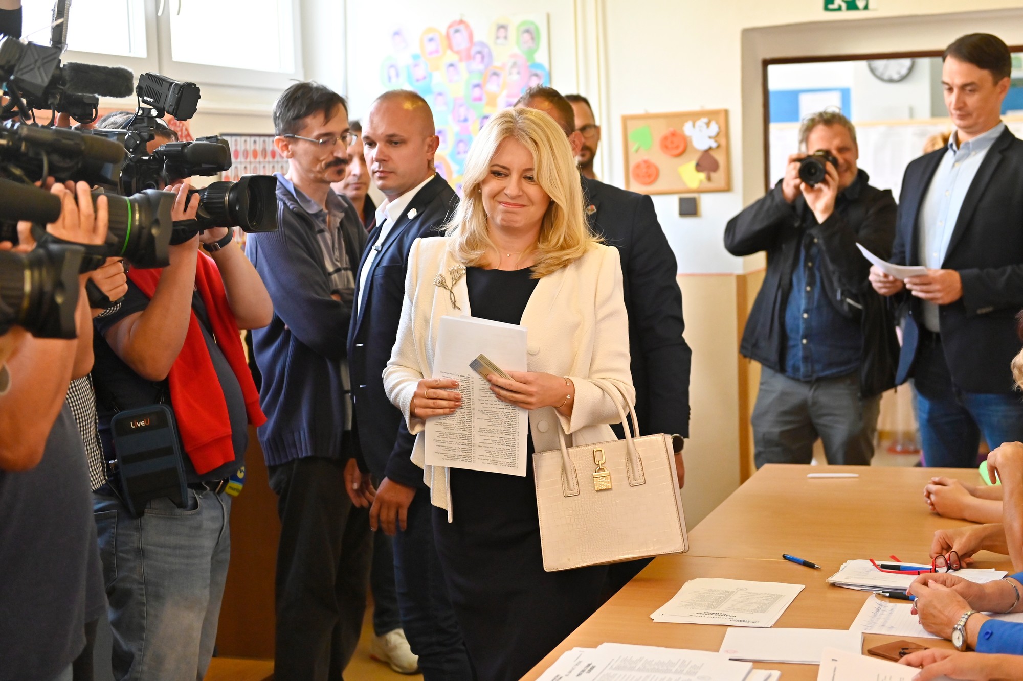 Čaputová na voľbách v Pezinku.