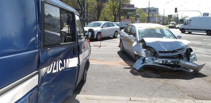 Taksówka wrzuciła radiowóz na latarnię