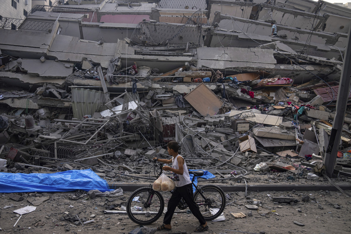 Palestinci među ruševinama nakon izraelskog napada na Gaza Siti 8. oktobra