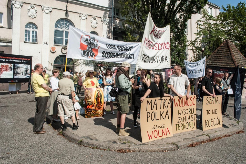 Dwie manifestacje pod porodówką w Gdańsku. "Zygotarianie do domu" kontra "tu zabija się nienarodzone dzieci"