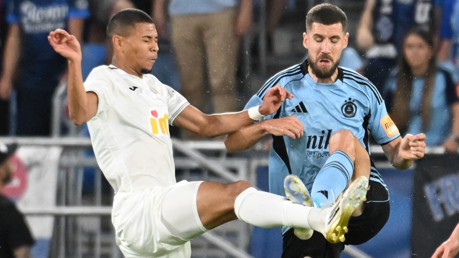 Kenan Bajrič (Slovan) a Edmilson Santos (Almaty) bojujú o loptu.