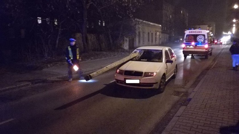 Kilkumetrowa belka wbiła się w samochód