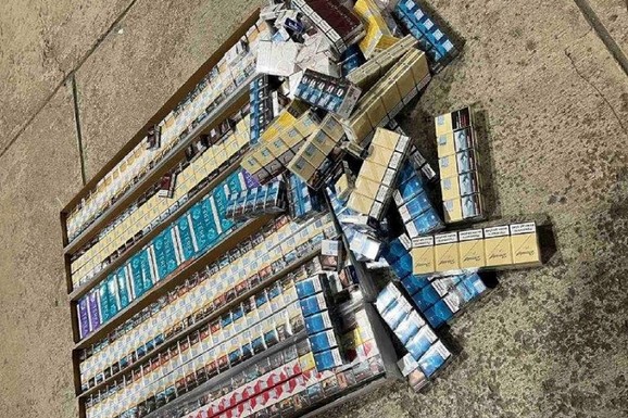 Krio boksove u prostoru za klimu u kombiju! Uprava carina: Zaplenjeno više od 2.000 paklica cigareta (FOTO)