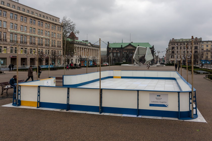 Miniaturowe lodowisko na placu Wolności w Poznaniu