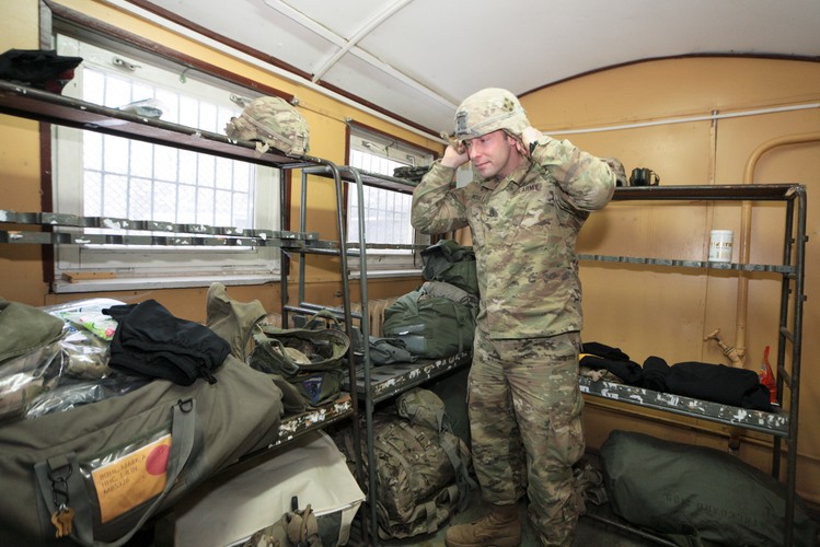 Sierżant Seth Houle z amerykańskiej 3. Pancernej Brygadowej Grupy Bojowej w baraku mieszkalnym w obozowisku Karliki koło Żagania