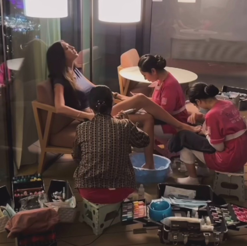 Đina Džinović u blizini Burdž Al Araba na koji je bačena bomba u Dubaiju