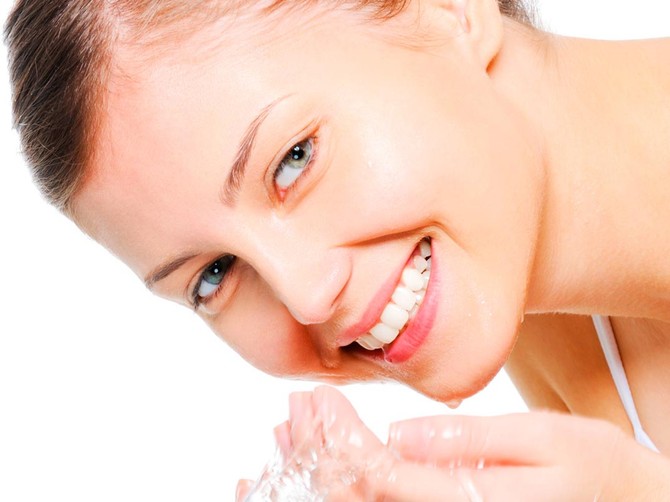 24131_zena-se-umiva-foto-01-Shutterstock