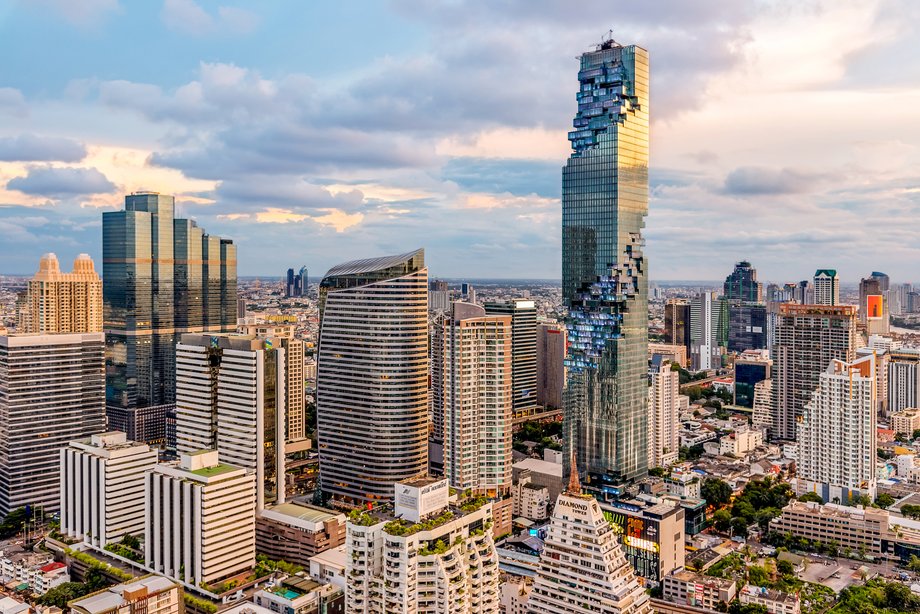 Na wysokości 314 metrów znajduje się taras widokowy, z którego zwiedzający i hotelowi goście mogą podziwiać panoramę Bangkoku