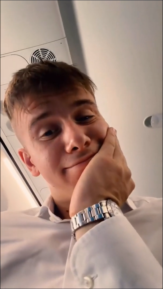 Influencer Oskar Barami na summite NATO v Ankare v Turecku. 