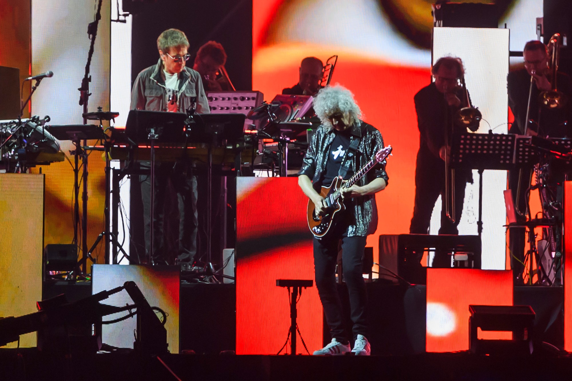 Veľkolepý koncert Jeana-Michela Jarra v Bratislave, ku ktorému sa pripojil aj Brian May (vpravo), svetoznámy gitarista skupiny Queen.