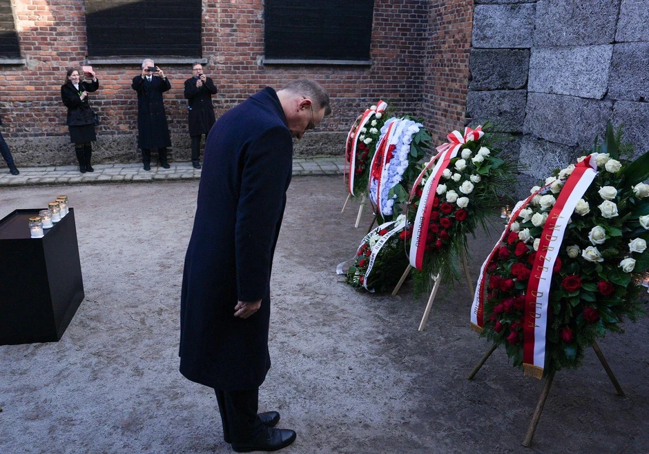 Poljski predsednik Duda pred Zidom smrti odaje počast | Foto: Reuters