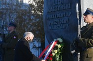 Warszawa, 10.11.2021. Wicepremier, prezes PiS Jarosław Kaczyński (L) podczas uroczystości przed pomnikiem prezydenta RP Lecha Kaczyńskiego na pl. Piłsudskiego w Warszawie, 10 bm. Trwają obchody miesięcznicy katastrofy smoleńskiej. (sko) PAP/Piotr Nowak