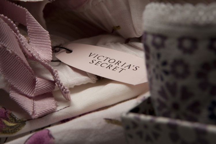 Niemal półtora razy więcej od najdroższego czołgu kosztował najdroższy stanik świata - Heavenly Star Bra od Victoria’s Secret z 2001 r. Większą część jego wartości (10,6 mln dolarów) stanowił umieszczony na staniku diament. Dekorację uzupełniało 1200 różowych szafirów.