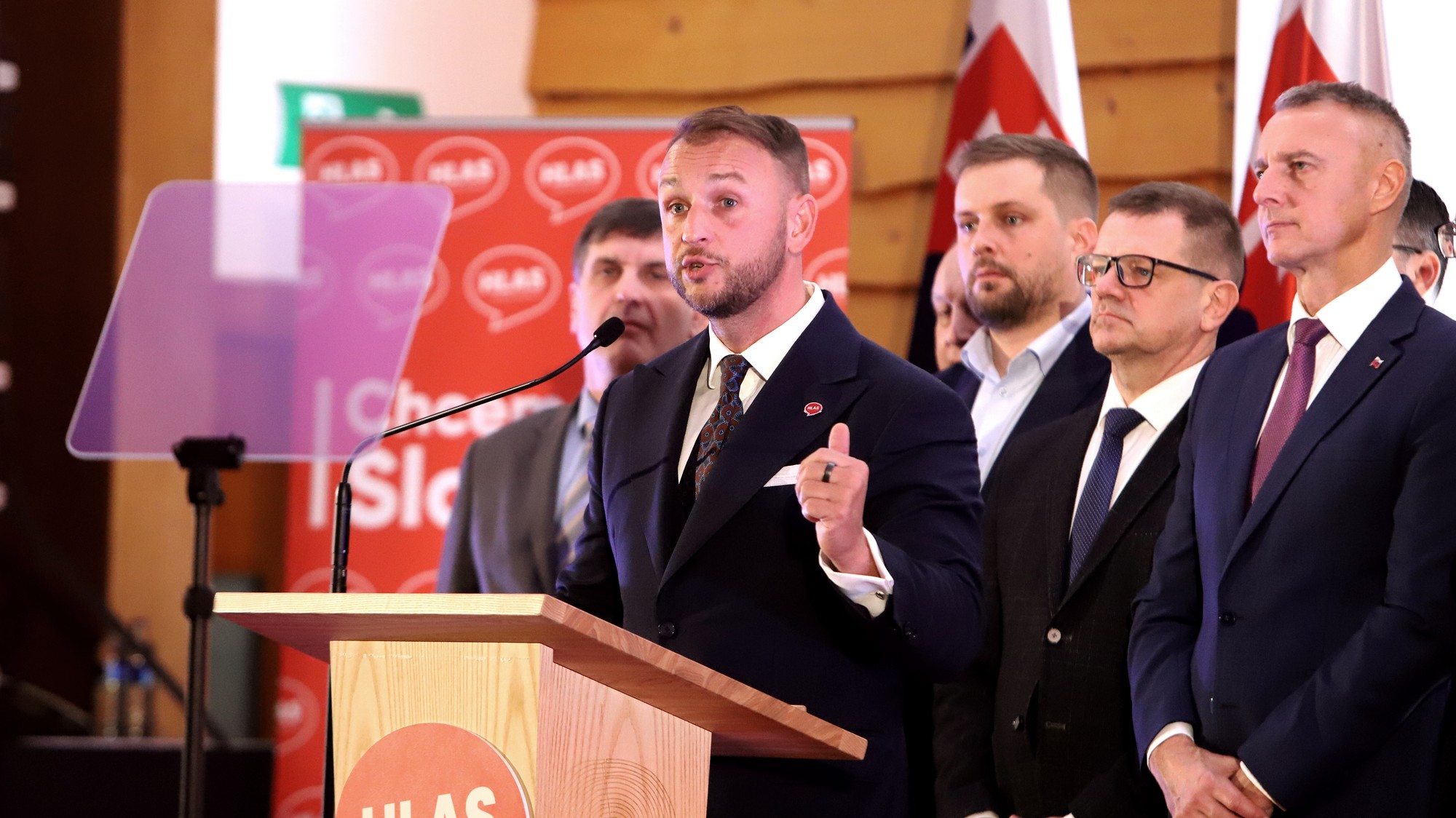 Uprostred predseda strany Hlas-SD Matúš Šutaj Eštok, vpravo podpredseda Hlas-SD Richard Raši, druhý vpravo člen predsedníctva Hlas-SD Peter Kmec a tretí vpravo člen predsedníctva Hlas-SD Kamil Šaško.