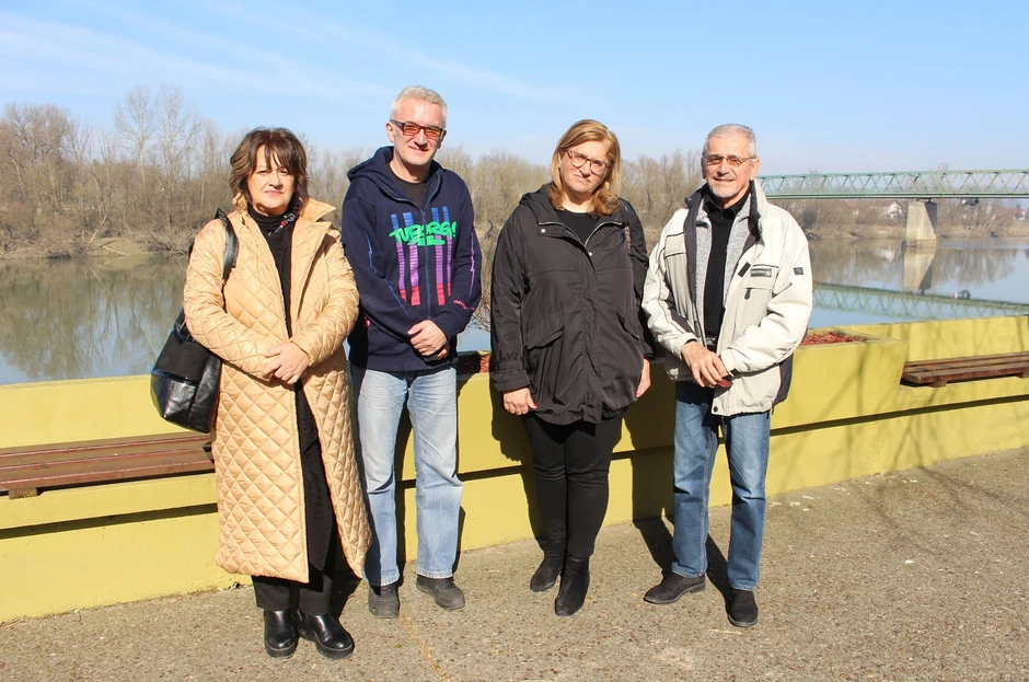 Marija Jovović sa prijateljima na Savi