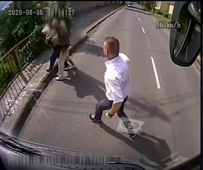 Károly keresztbe állt az úton, hogy a busz kamerája rögzítse, ahogy a férfi rángatja a nénit, és ő közbelép