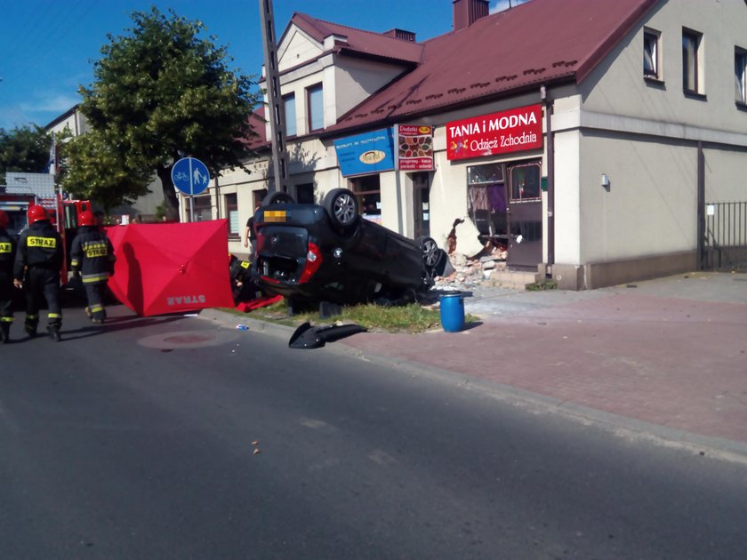 Tragedia w Zduńskiej Woli. Opel wbił się w dom. Śmierć kierowcy