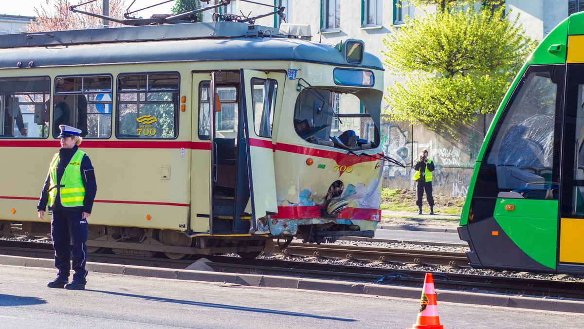 W Poznaniu doszło do zderzenia dwóch samochodów, a w następstwie trzech tramwajów. W wyniku wypadku siedem osób zostało rannych, 22 doznały potłuczeń. Poszkodowani trafili do sześciu szpitali w Poznaniu i okolicach. Trzy osoby pozostaną w lecznicach.