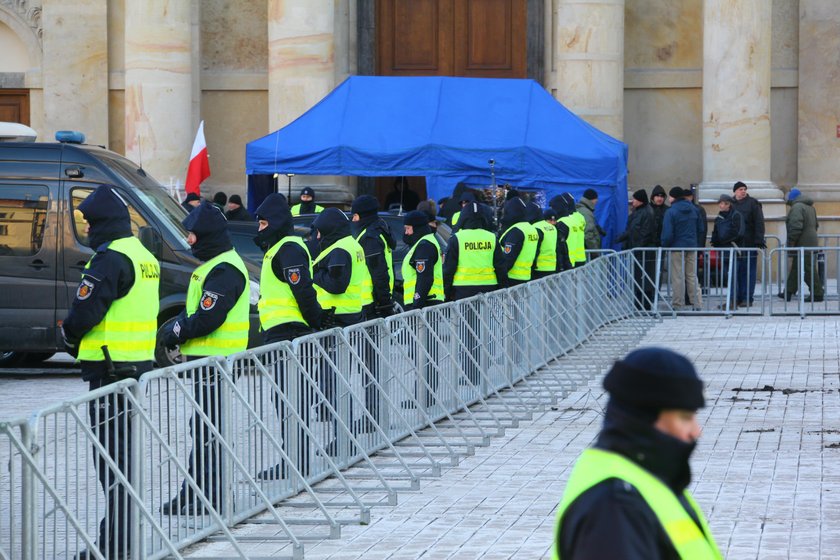 Błaszczak tłumaczy, po co tylu policjantów na miesięcznicach