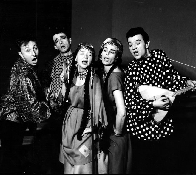 Kabaret "Wagabunda". Od lewej: Bogumił Kobiela, Jacek Fedorowicz, Lidia Wysocka, Maria Koterbska i Mariusz Gorczyński (Warszawa, 1963)