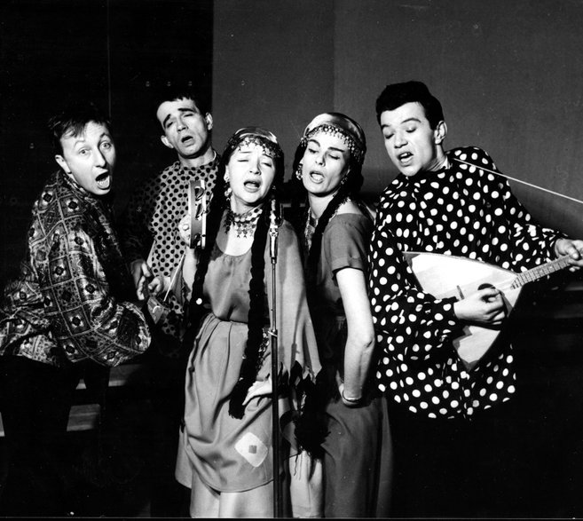 Kabaret "Wagabunda". Od lewej: Bogumił Kobiela, Jacek Fedorowicz, Lidia Wysocka, Maria Koterbska i Mariusz Gorczyński (Warszawa, 1963)