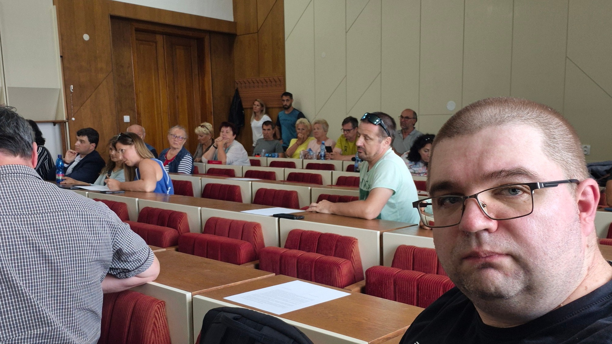 Peter Dzurilla (v popredí) informoval o žalobe primátora Vysokých Tatier na mestskom zastupiteľstve. 