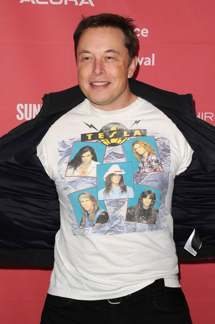 Ilon Mask u Tesla majici