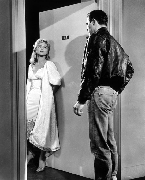 Yvette Vickers i Steve Cochran w filmi "I Mobster", 1959 r.