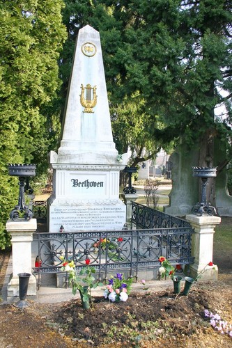 <b> Cmentarz Centralny w Wiedniu</b> - Cmentarz Centralny w Wiedniu (niem. Wiener Zentralfriedhof) - główna nekropolia Wiednia. Drugi pod względem powierzchni (2,5 miliona m²) i największy pod względem liczby pochowanych (3,3 mln) cmentarz Europy. <br><br> Pierwsze pogrzeby odbyły się na nim w 1874 i do dziś grzebie się tu zmarłych. Godnym uwagi miejscem do zobaczenia jest sektor z grobami sławnych ludzi: Ludwika van Beethovena, Franciszka Schuberta, Johanna Straussa młodszego. Na cmentarzu tym pochowana jest także Geli Raubal, siostrzenica i kochanka Adolfa Hitlera, zmarła w niewyjaśnionych okolicznościach w 1931 roku. [Wikipedia]