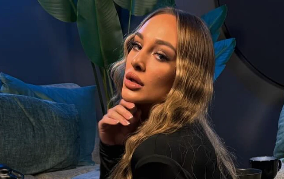 Luna Đogani pokazala ogromne silikonske grudi: Pozira u jednostavnoj majici na bretele