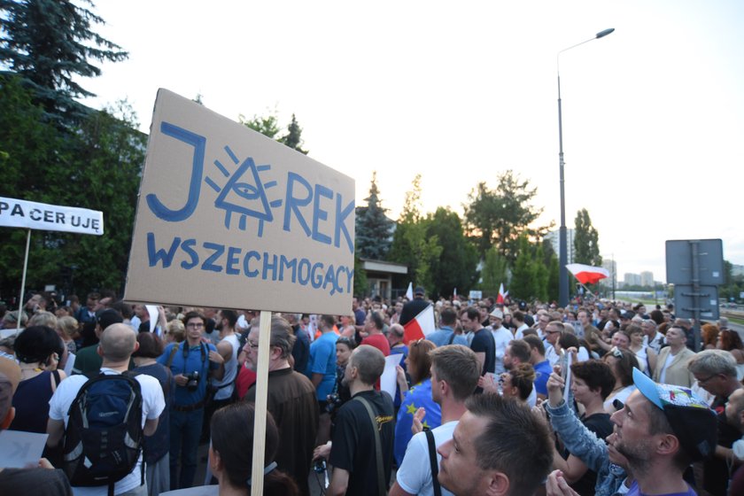 Służby nagrywają protestujących ludzi pod domem Kaczyńskiego. Oto dowód!