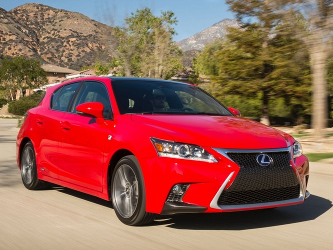 Lexus CT 200h jest pierwszym pięciodrzwiowym modelem Lexusa w klasie samochodów kompaktowych i równocześnie pierwszym w pełni hybrydowym samochodem klasy premium, który został wprowadzony do segmentu kompaktów. Równocześnie samochód stał się najtańszą hybrydą produkowaną przez producenta samochodów luksusowych. 
<br>
Model CT 200h został wyposażony w układ hybrydowy, który generuje 136 KM i pozwala płynnie się rozpędzać od 0 do 100 km/h w czasie niewiele powyżej 10 sekund. Maksymalna prędkość samochodu wynosi 180 km/h, a kierowca może wybrać pomiędzy kilkoma trybami jazdy - od całkowicie elektrycznego, poprzez tryb “ECO”, na “Normal” i “Sport” kończąc. Samochód, jak przystało na hybrydę, cechuje również umiejętność generowania sporych oszczędności - średnie spalanie jest niewiele większe od superoszczędnego Yarisa i wynosi zaledwie 3,6 litra na 100 km jazdy w mieście.
<br>
Aby dodatkowo zmniejszyć wpływ układu napędowego Lexus Hybrid Drive na środowisko naturalne, CT 200h został wyposażony w szereg rozwiązań. Zalicza się do nich układ klimatyzacji z funkcją aktywnego ogrzewania siedzeń, oświetlenie zewnętrzne wykorzystujące lampy diodowe, wzmacniacz zestawu audio pobierający niewielką ilość prądu i stosowanie w szerokim zakresie materiałów pochodzenia organicznego.